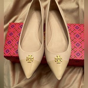 TORY BURCH EVERLY POINTED TOE FLAT
CALF LEATHER/PATENT LEATHER